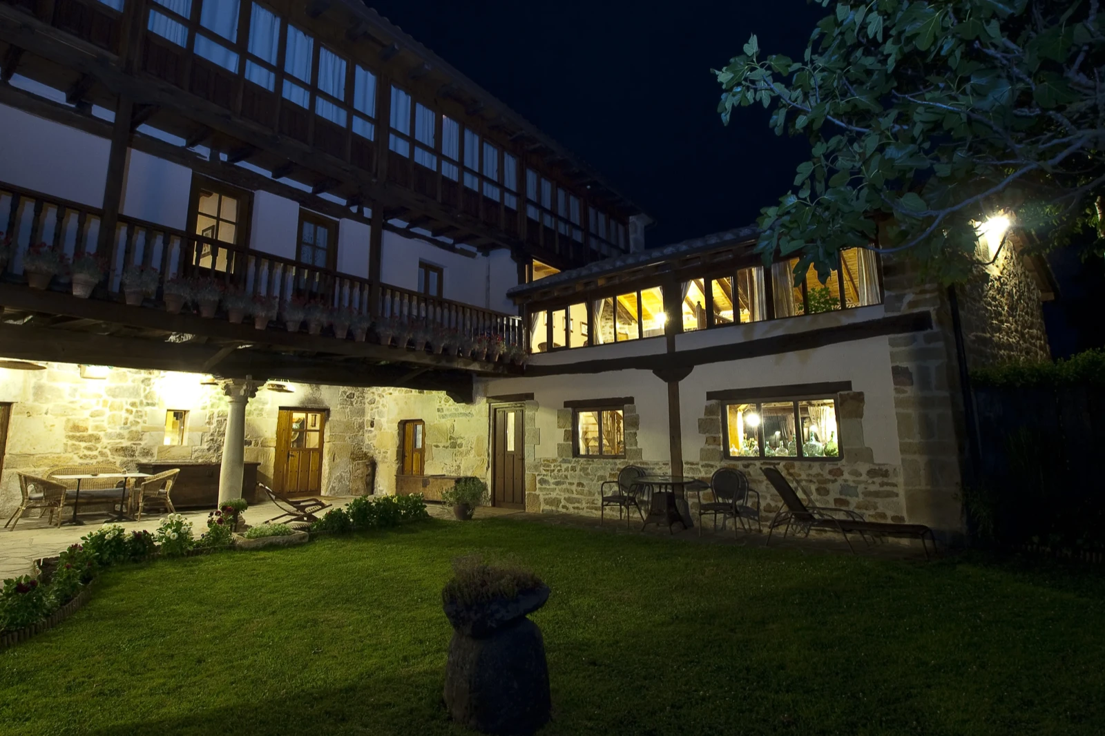 {{ $t('posada_jardin_noche')}}